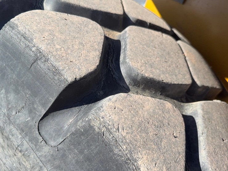 2011-deere-524k-image-13