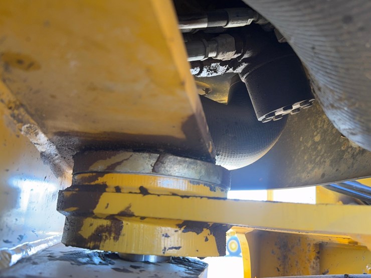 2011-deere-524k-image-29