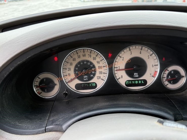 2002-chrysler-town-&-country-image-36