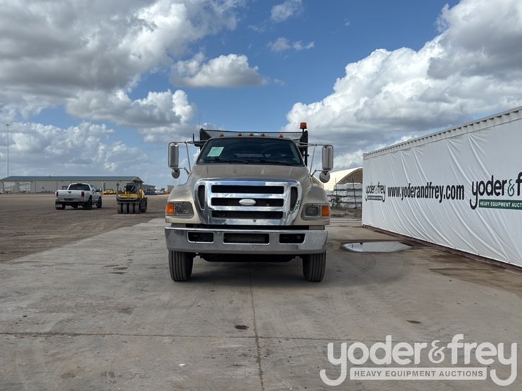 2009-ford-750-image-8