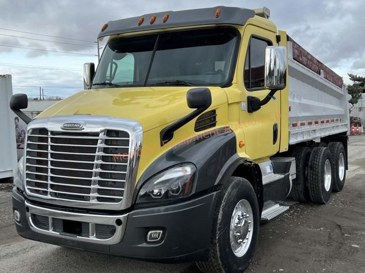 2014-freightliner-108sd-image-1