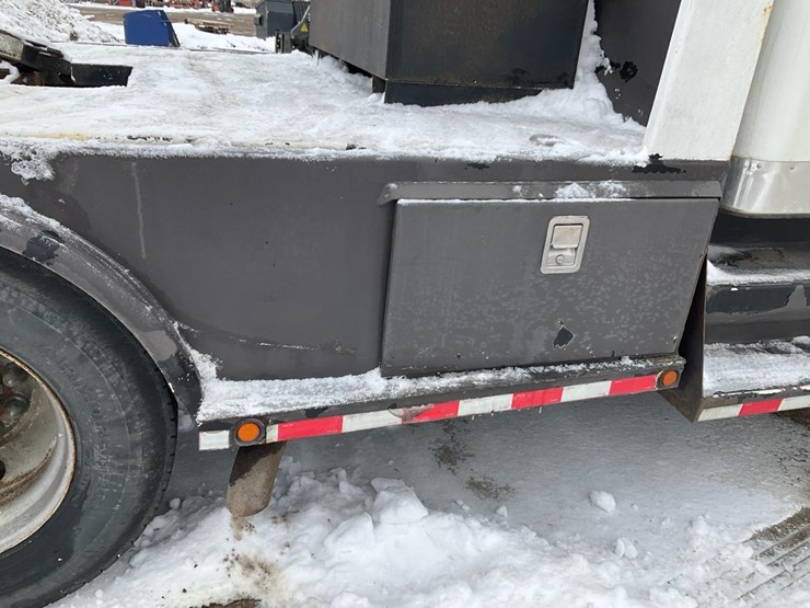 2005-freightliner-m2-106-image-46