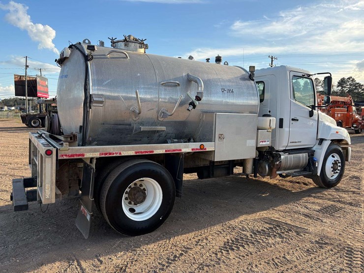 2018-hino-268a-image-3