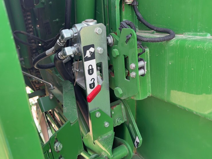 2020-john-deere-560m-image-16