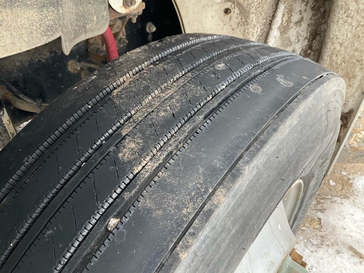 2005-freightliner-m2-106-image-17