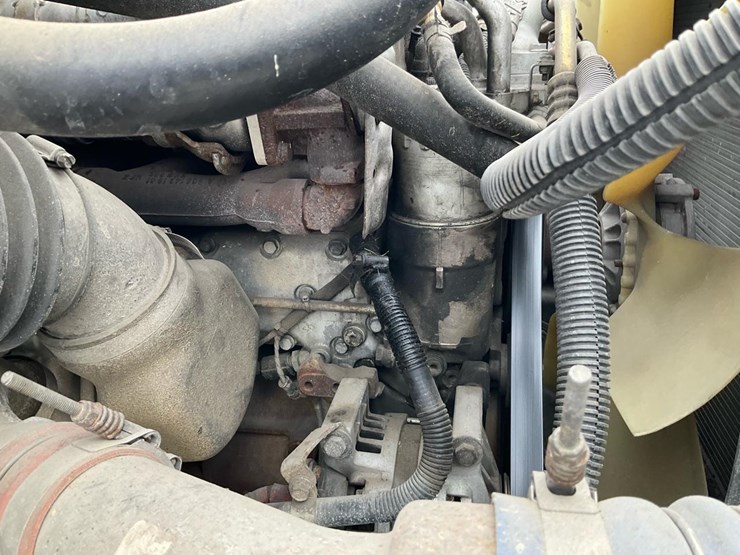 2005-freightliner-m2-106-image-73