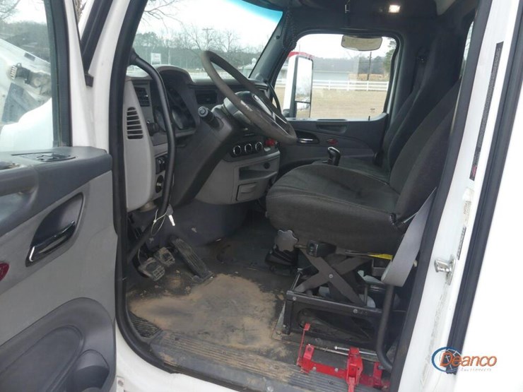 2017-peterbilt-567-image-17