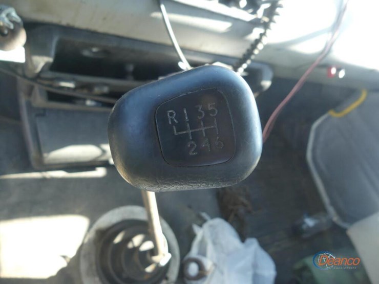 1999-freightliner-fl70-image-14