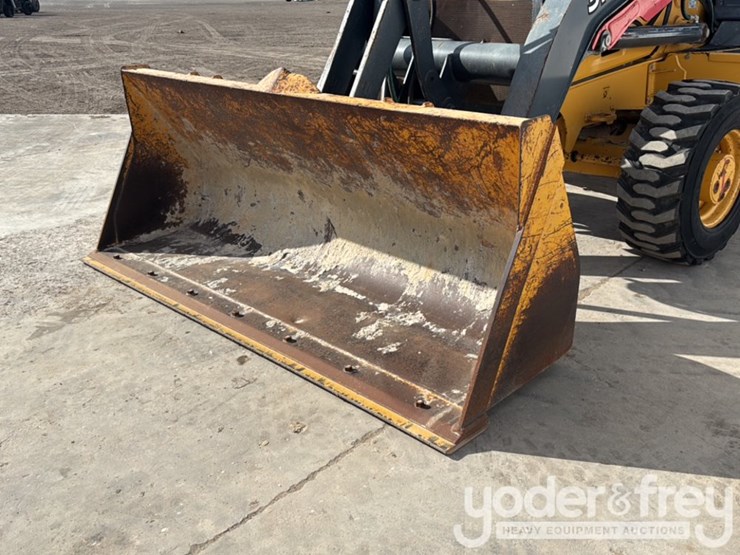 2019-deere-310l-image-17