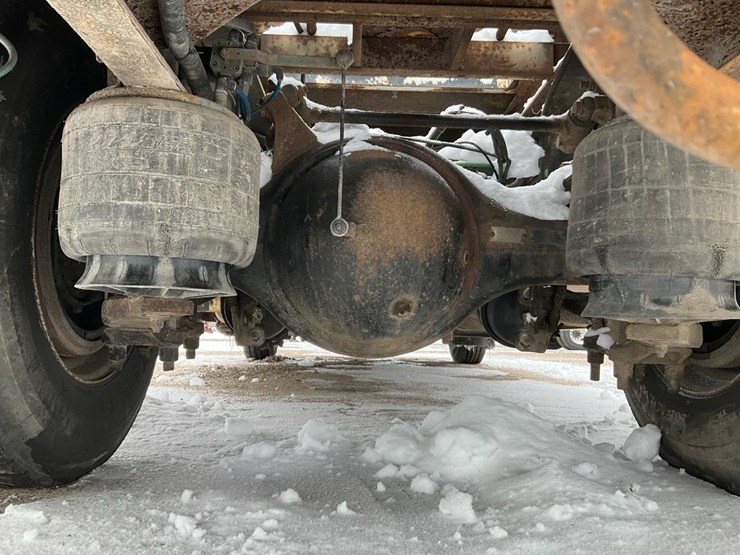 2005-freightliner-m2-106-image-39