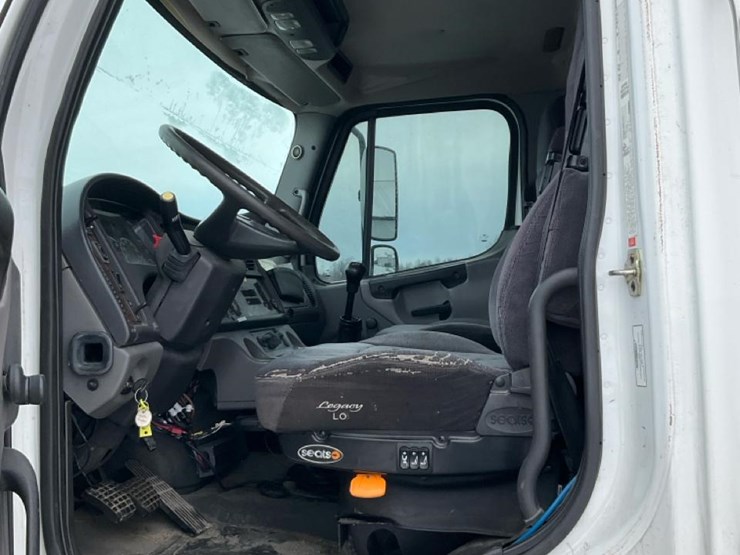 2005-freightliner-m2-106-image-80