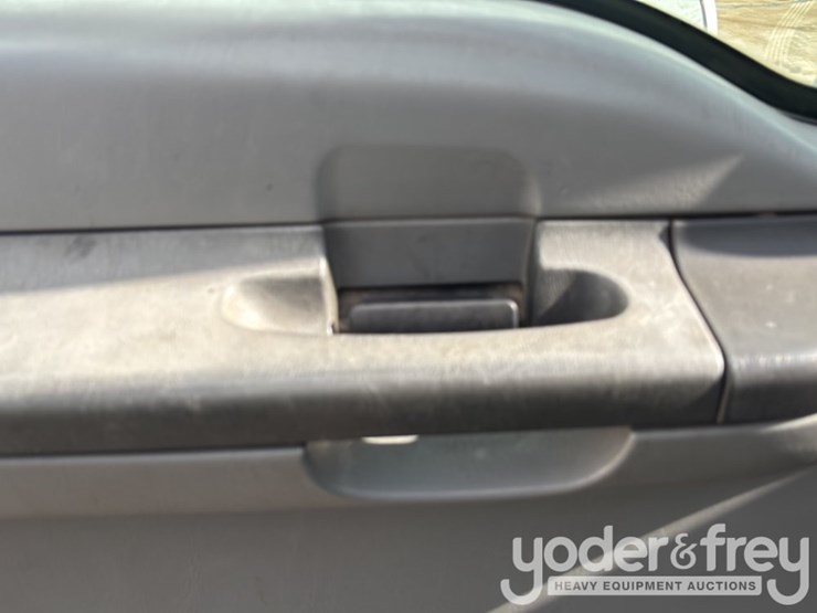 2009-ford-750-image-42