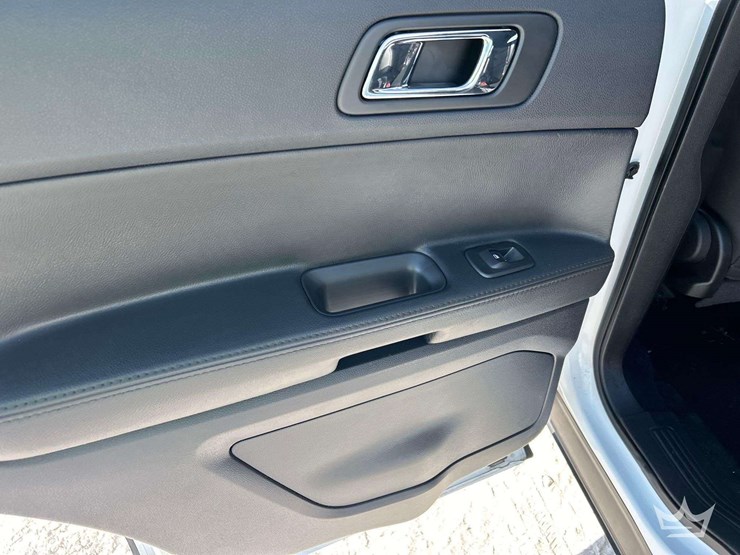 2016-ford-explorer-image-21