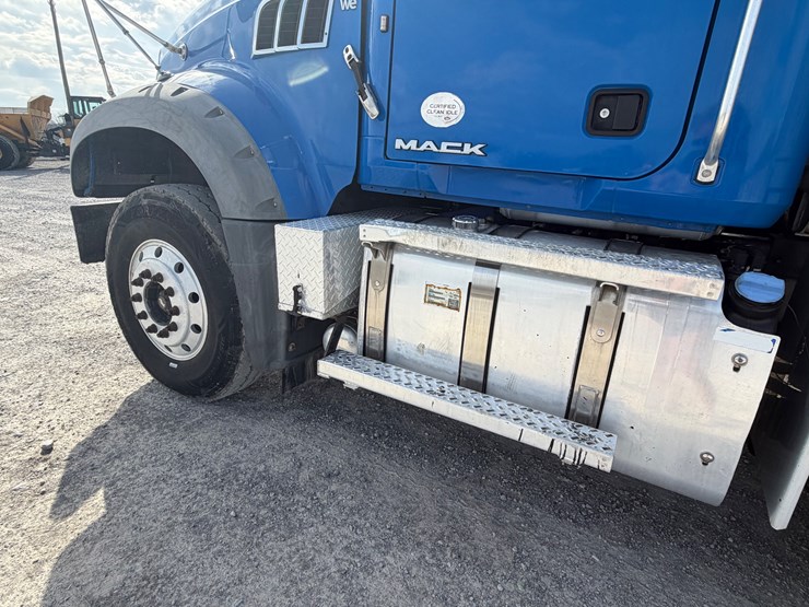 2017-mack-granite-gu713-image-60