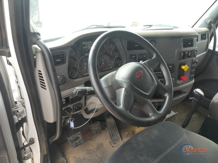 2016-peterbilt-579-image-17