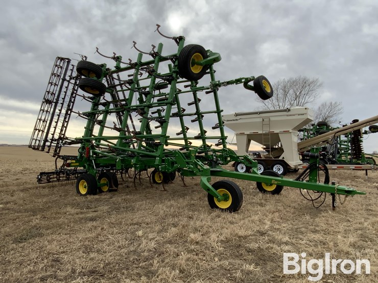 2019-john-deere-2330-image-3