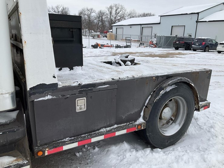 2005-freightliner-m2-106-image-25