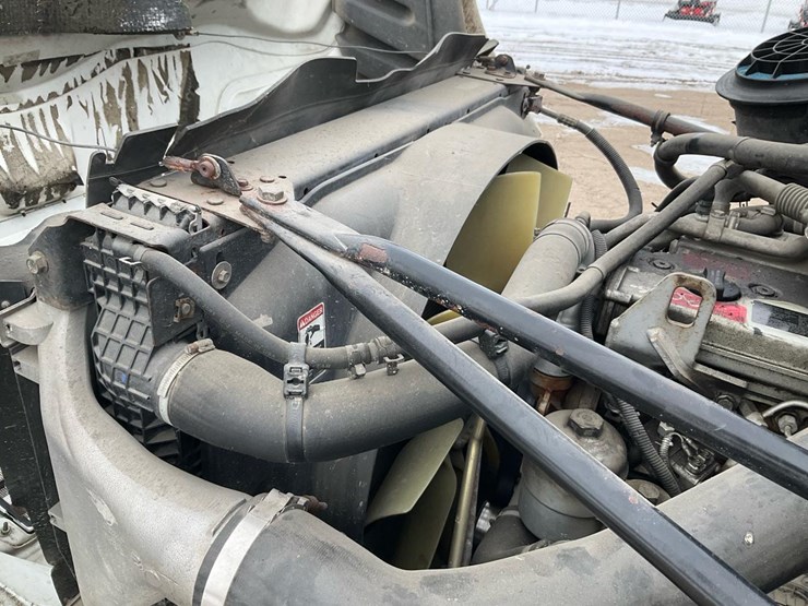 2005-freightliner-m2-106-image-61