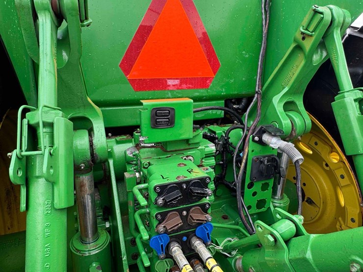 2013-john-deere-8235r-image-8