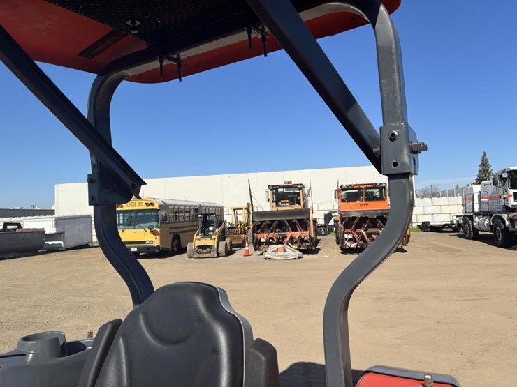 2017-kubota-l4760d-image-36