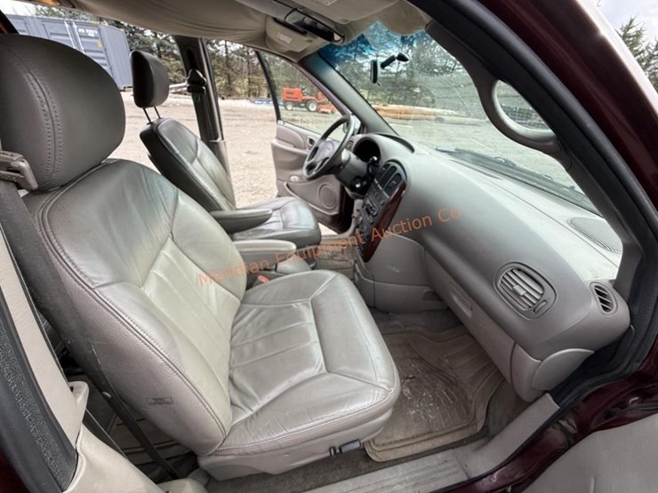 2002-chrysler-town-&-country-image-29