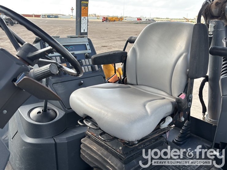 2019-deere-310l-image-42