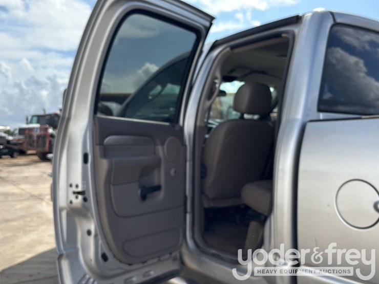 2004-dodge-ram-3500-image-38