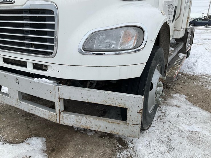 2005-freightliner-m2-106-image-14