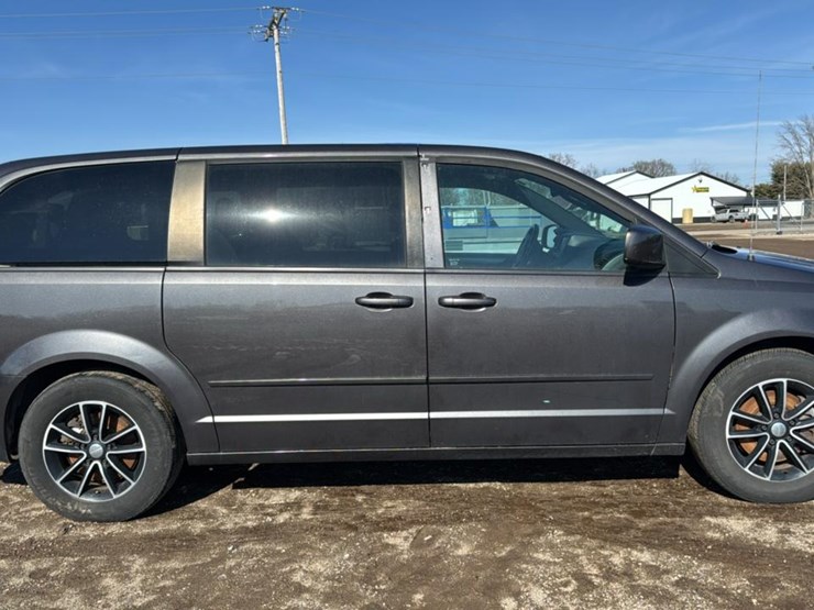 2015-dodge-grand-caravan-sxt-image-2