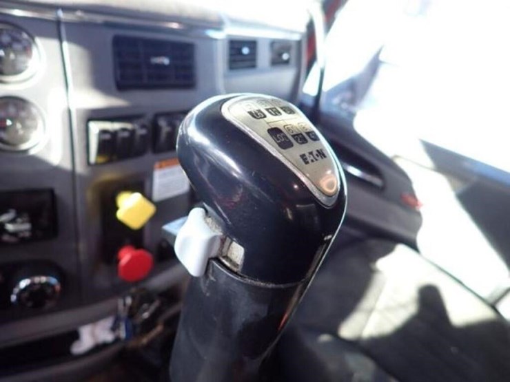 2016-peterbilt-567-image-23