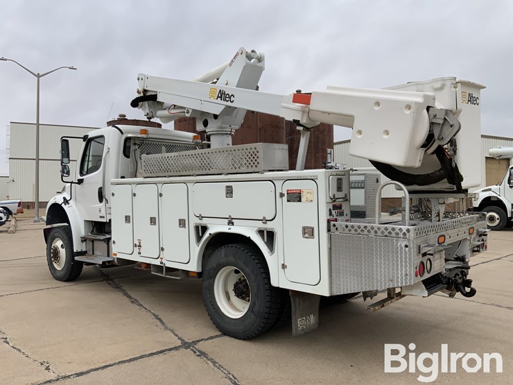 2010-freightliner-m2-106-image-7