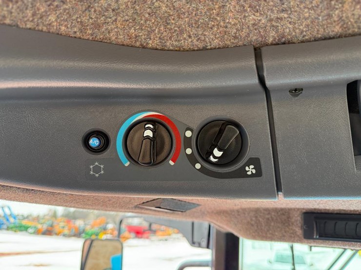 new-holland-8770-image-58