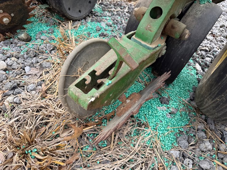 john-deere-12-image-18