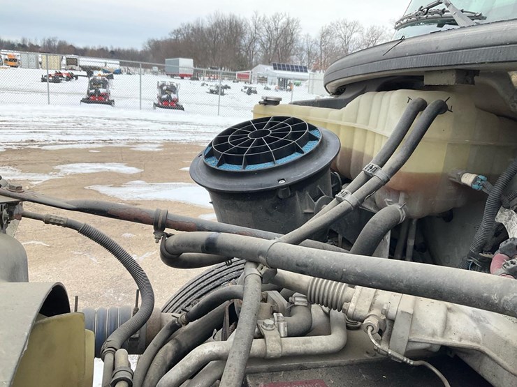 2005-freightliner-m2-106-image-68