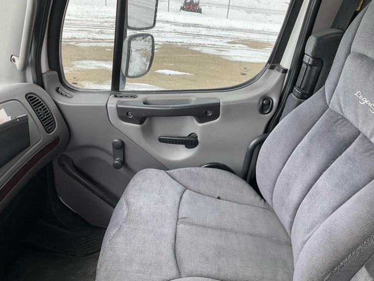 2005-freightliner-m2-106-image-93