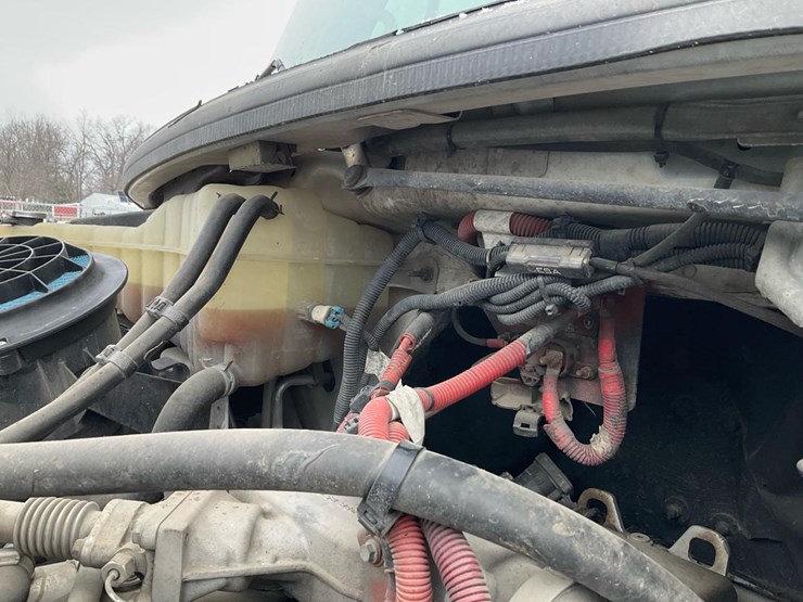 2005-freightliner-m2-106-image-67