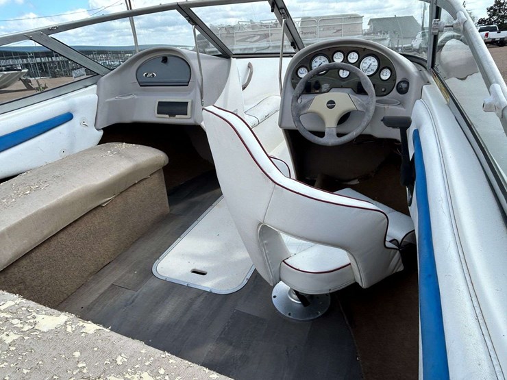 2007-stingray-180rx-ski-boat-image-14