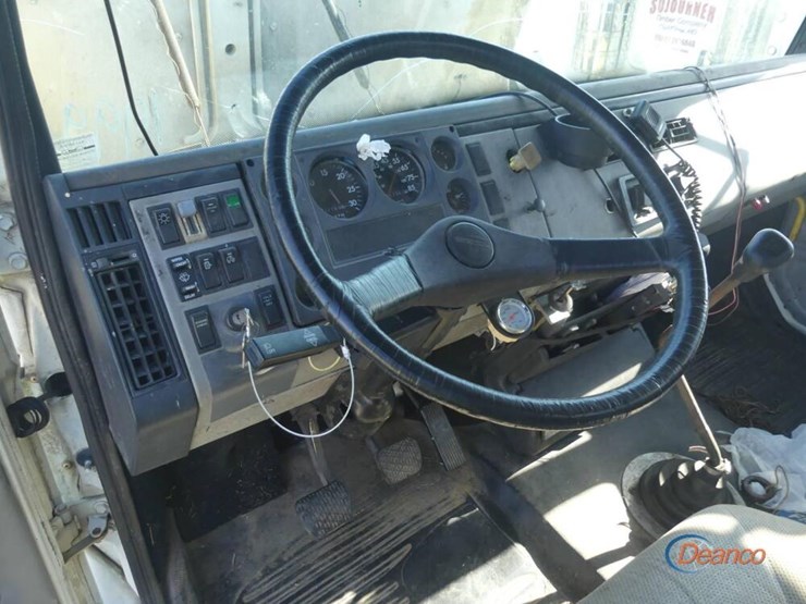 1999-freightliner-fl70-image-12