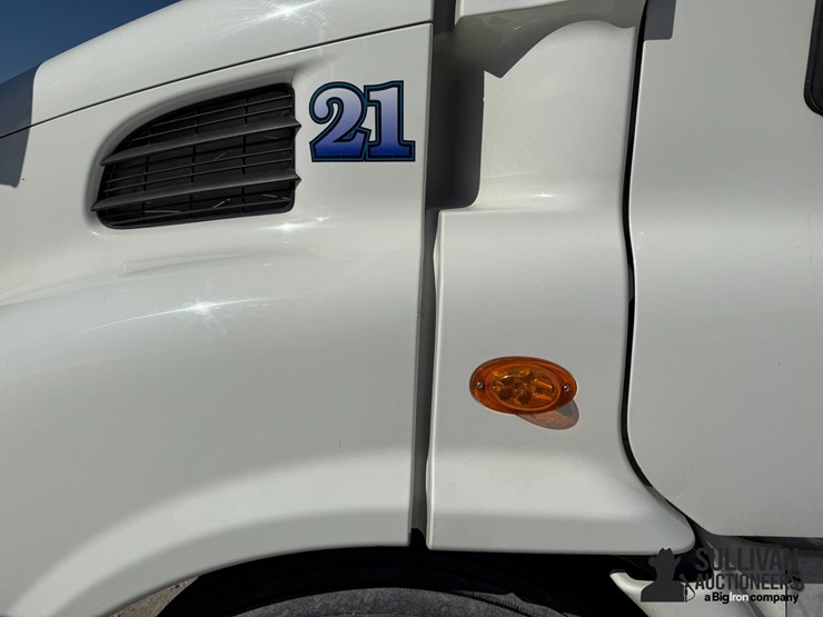 2015-freightliner-cascadia-113-image-10