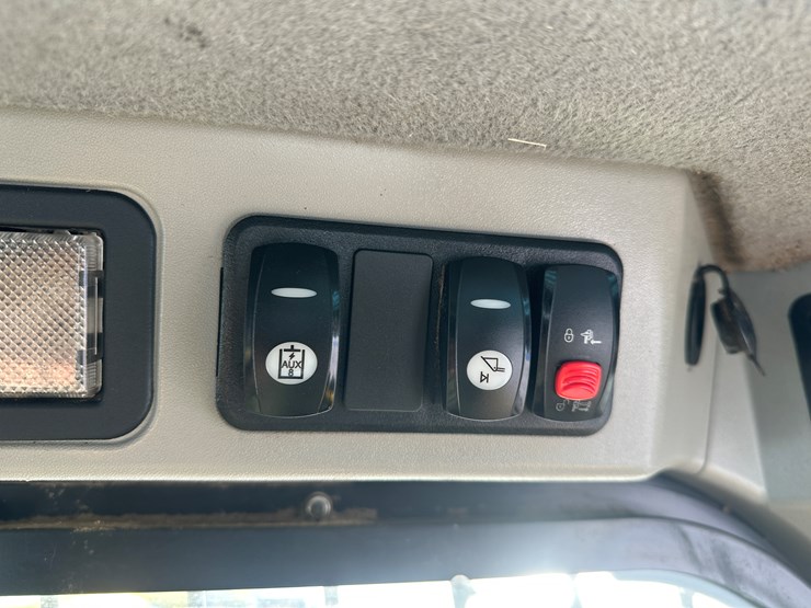 2018-caterpillar-236d-image-35