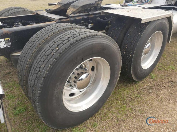 2019-peterbilt-389-image-8