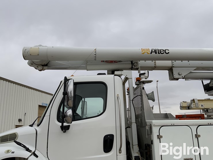 2009-freightliner-m2-106-image-12