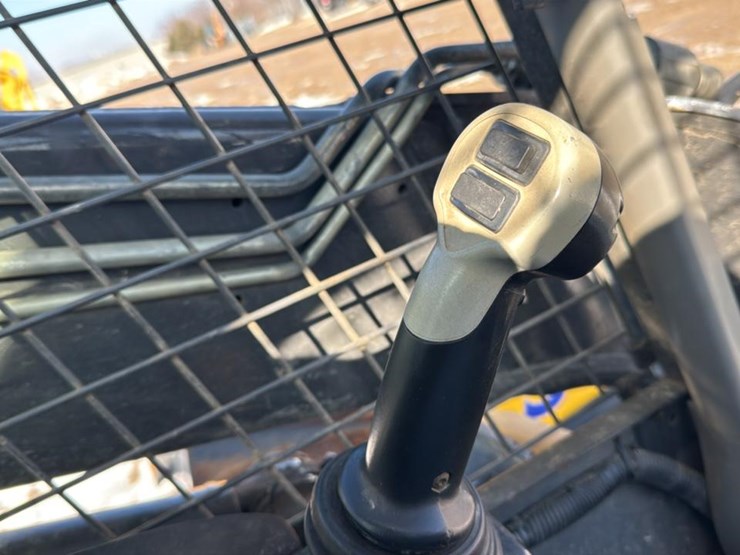 2011-new-holland-c238-image-28