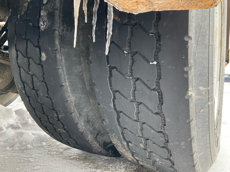 2005-freightliner-m2-106-image-28