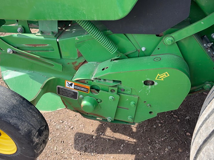 2020-john-deere-560m-image-15