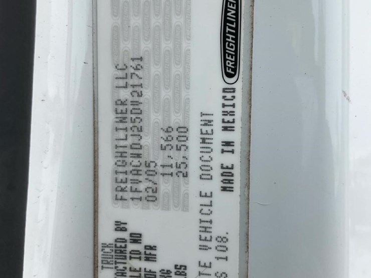 2005-freightliner-m2-106-image-9