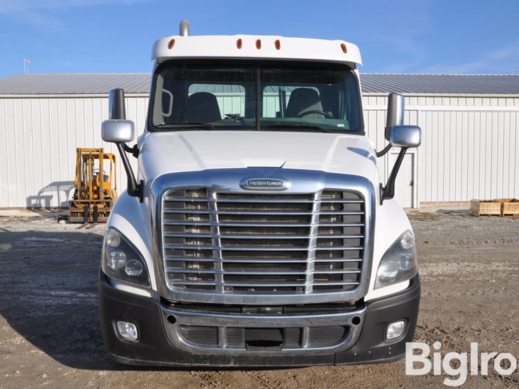 2016-freightliner-cascadia-125-image-2