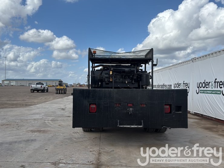 2009-ford-750-image-4