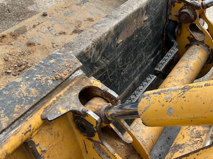 2004-john-deere-320-image-35