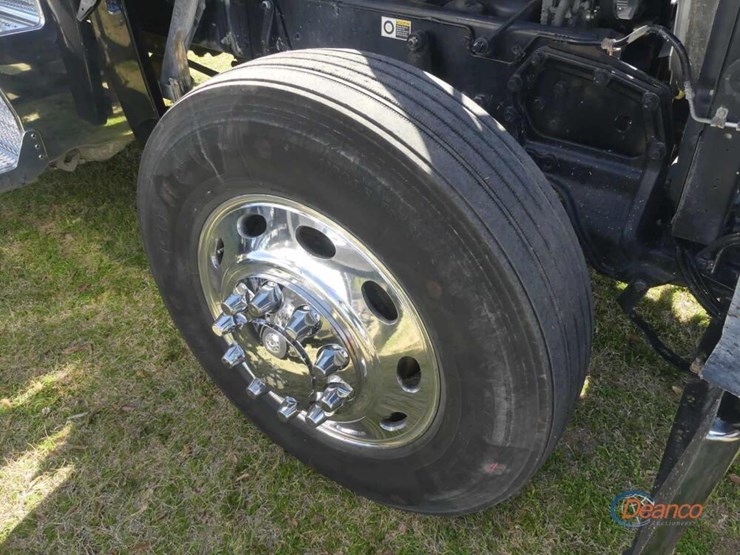 2022-peterbilt-389-image-12